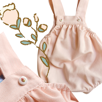Roupa de bebé rosa clara com alças e botão decorado em fundo branco com ramo ilustrado