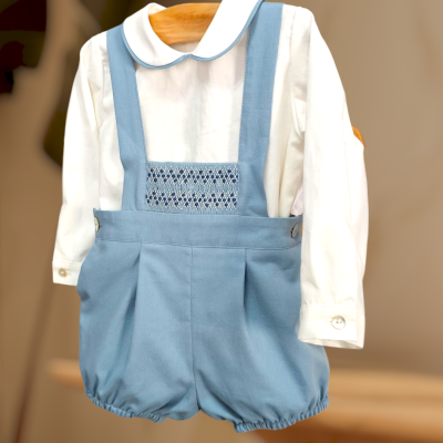 Conjunto infantil camisa branca e calções azuis com alças em cabide