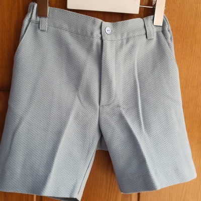 Calções cinza claro de tecido texturizado pendurados