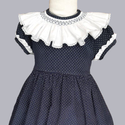 Vestido infantil azul escuro com bolinhas brancas e gola branca bordada