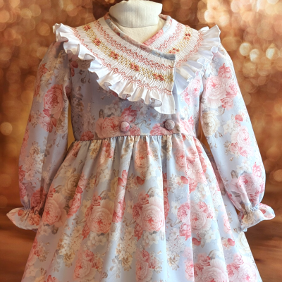 Vestido infantil floral com gola branca babada e bordados coloridos