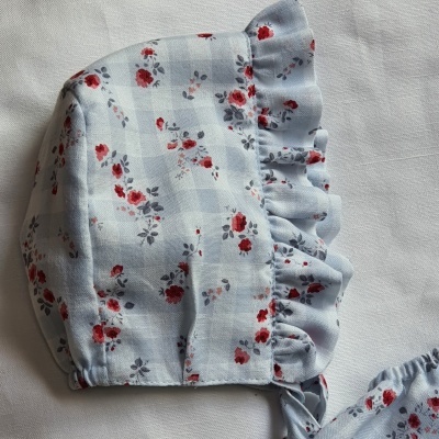 Boné branco xadrez com flores vermelhas e cinzas e detalhes franzidos