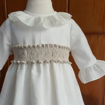 Vestido branco de bebé com folhos e faixa smock bege