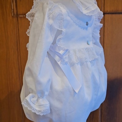 Fato de bebé branco com renda e laço em cetim