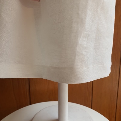 Abajur de mesa branco com cúpula de tecido translúcido