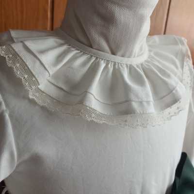 Blusa branca com gola alta e babado com renda branca