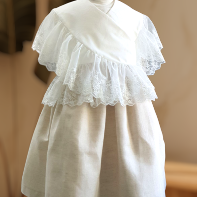 Vestido infantil branco com folhos em renda