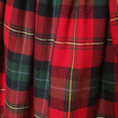 Tecido xadrez vermelho, preto, verde e amarelo dobrado