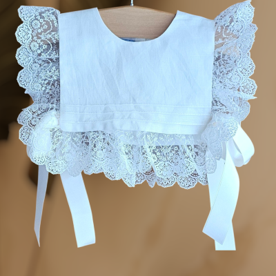 Blusa branca com gola quadrada e mangas de renda