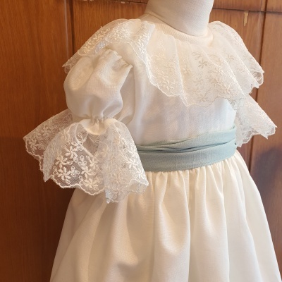 Vestido infantil branco com gola e mangas em renda e faixa azul clara