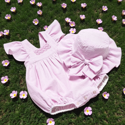 Conjunto de roupa para bebé rosa claro com riscas brancas e chapéu com laço