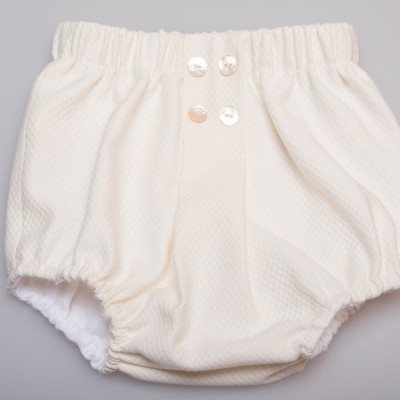 Calções tipo bloomer para bebé bege claro com botões brancos