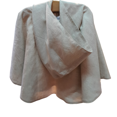 Casaco bege claro com capuz pendurado em cabide de madeira