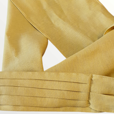 Tecido amarelo com pregas finas e costuras, sobre fundo branco