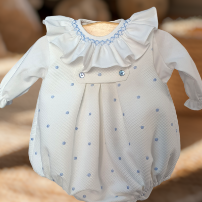 Macacão branco de bebé com bolinhas azuis e gola babado
