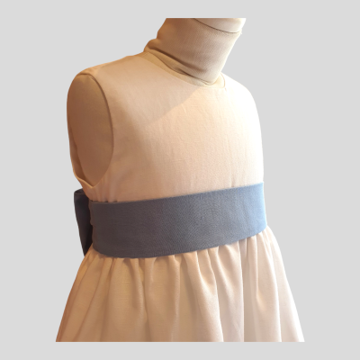 Vestido bege claro com cinto cinza azulado em manequim