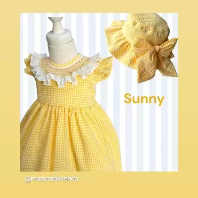 Vestido infantil amarelo xadrez com gola de babados brancos e chapéu combinando