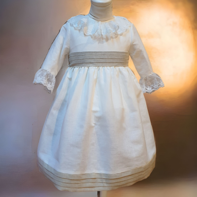 Vestido branco com detalhes em renda e faixa cinza exibido num manequim
