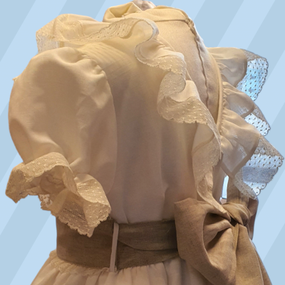 Vestido branco com renda e faixa bege com laço