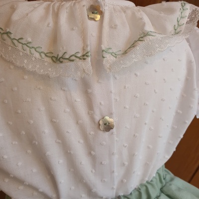 Vestido infantil branco e verde com detalhes em bordado e botões florais