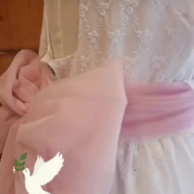 Vestido branco bordado com lenço rosa amarrado no manequim