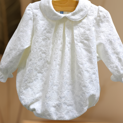Body branco para bebé com padrão floral em renda e gola redonda