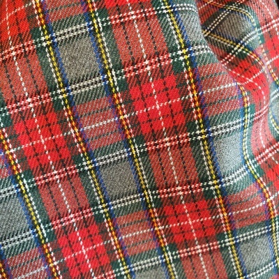 Tecido com padrão xadrez em vermelho, cinza, verde, amarelo e branco