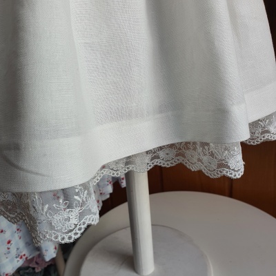 saia branca com renda delicada na bainha em manequim branco