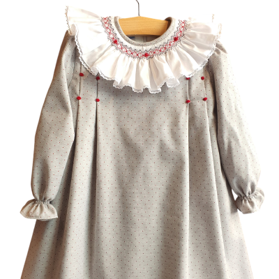 Vestido infantil cinza com gola branca e bordado vermelho