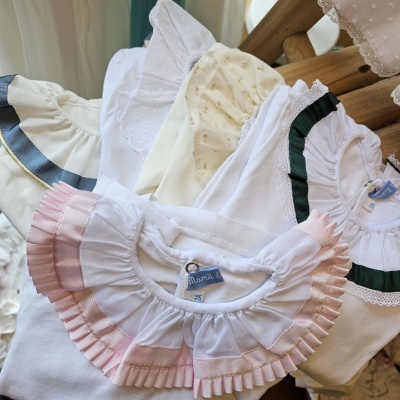 Golass para criança em algodão branco com detalhes em fita colorida e rendas