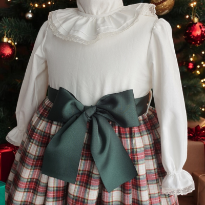 Vestido infantil branco com saia xadrez e laço verde escuro