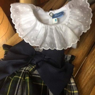 Vestido de bebé com gola branca em tecido frisado e saia xadrez com laço azul escuro