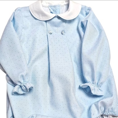 Camisola de bebé azul clara com gola branca e pequenas bolinhas