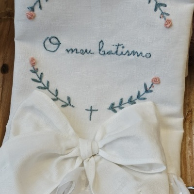 Toalha branca de batismo com bordado e laço branco