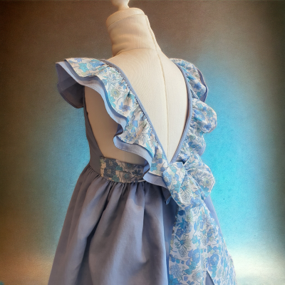 Vestido infantil azul com babados florais em manequim