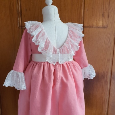 Vestido infantil cor de rosa com gola e punhos de renda branca
