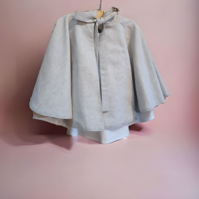 Casaco curto cinzento com laço em fundo rosa