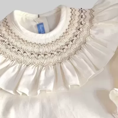 Blusa branca com gola babada e bordado geométrico