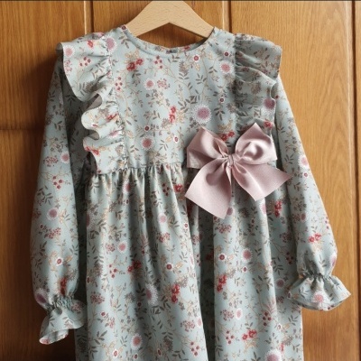 Vestido infantil floral com laço rosa e folhos nas mangas
