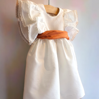 Vestido infantil branco com babados e cinto castanho alaranjado