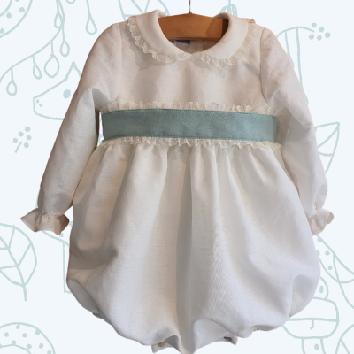 Macacão branco de bebé com faixa azul clara e detalhes em renda