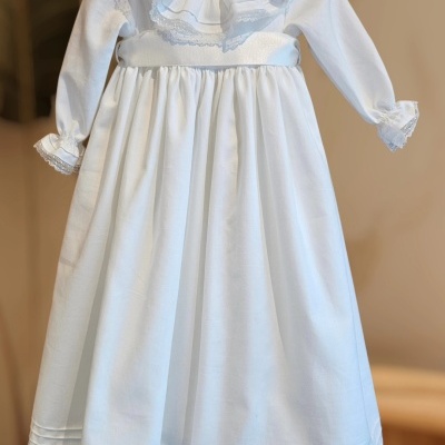 Vestido branco para bebé com gola babado e renda nas mangas e barra