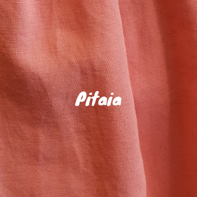 Tecido salmão com palavra 'Pitaia' em branco