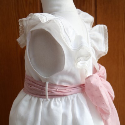 vestido infantil branco com babados e cinto rosa com laço