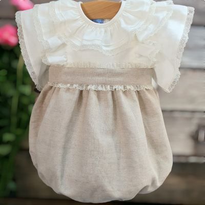 Macacão de bebé bege e branco com folhos e renda