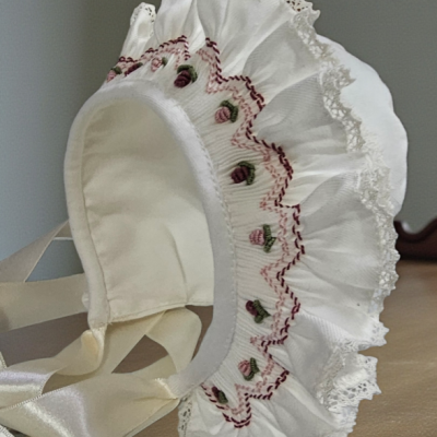 Gorro branco com folhos e bordado floral