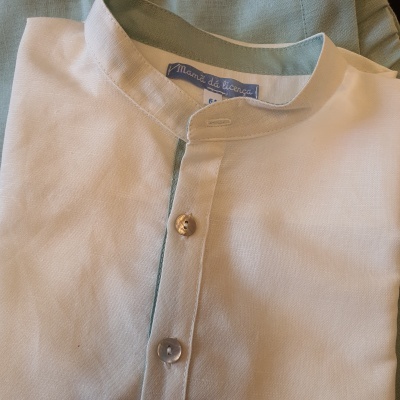 Camisa branca com botões e etiqueta azul