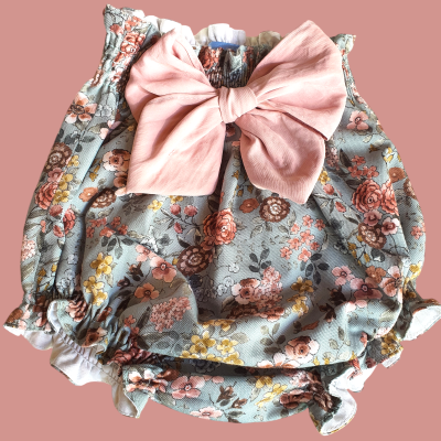 Macacão de bebé com padrão floral e laço grande rosa