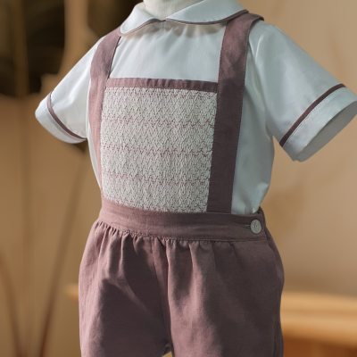 Conjunto infantil branco e rosa com camisa e calção salopete bordado