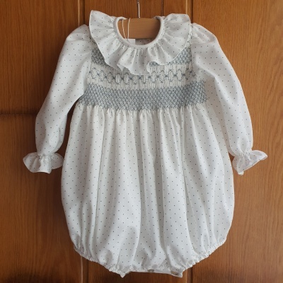 Macacão de bebé branco com pontos cinzentos e folho na gola